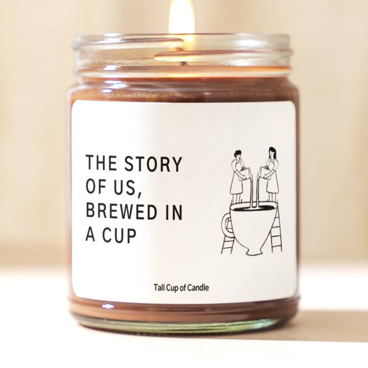Historien om os, brygget i en kop | Daglig stearinlysgave | Kaffe tema stearinlys | Håndhældt soja stearinlys for engroshandel hos Tall Cup of Candle