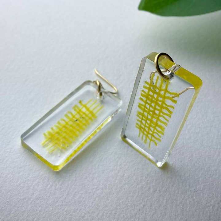 Jute-Ohrringe, Sonnengelb, rechteckig, handgefertigt für den Großhandel von BOMPOM Studio Resin Jewelry