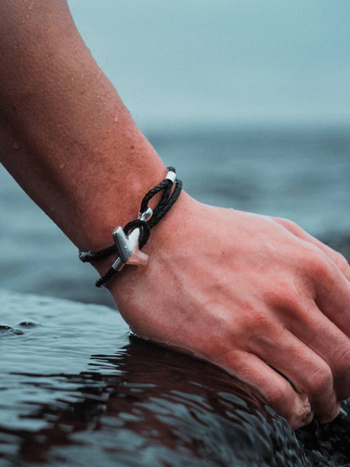 Arch Armband - Silver & Dubbel Svart Läder för wholesale av Freya & Thor of Sweden