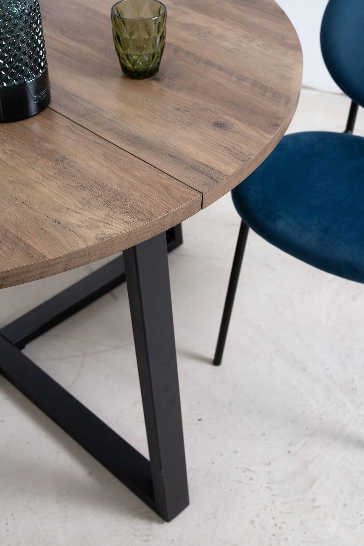 Gdeco - Wholesale Coffee Table - Round Table with Black Metal Legs and Old Oak Wood Top2