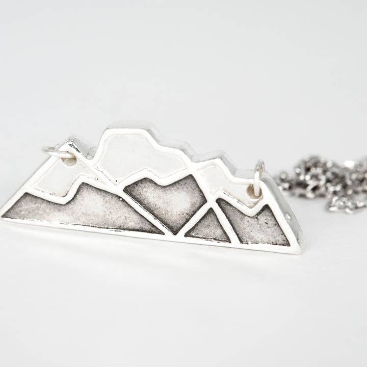 Three Sisters Fernie Mountain ketting voor wholesale door Mackenzie Jones Designs