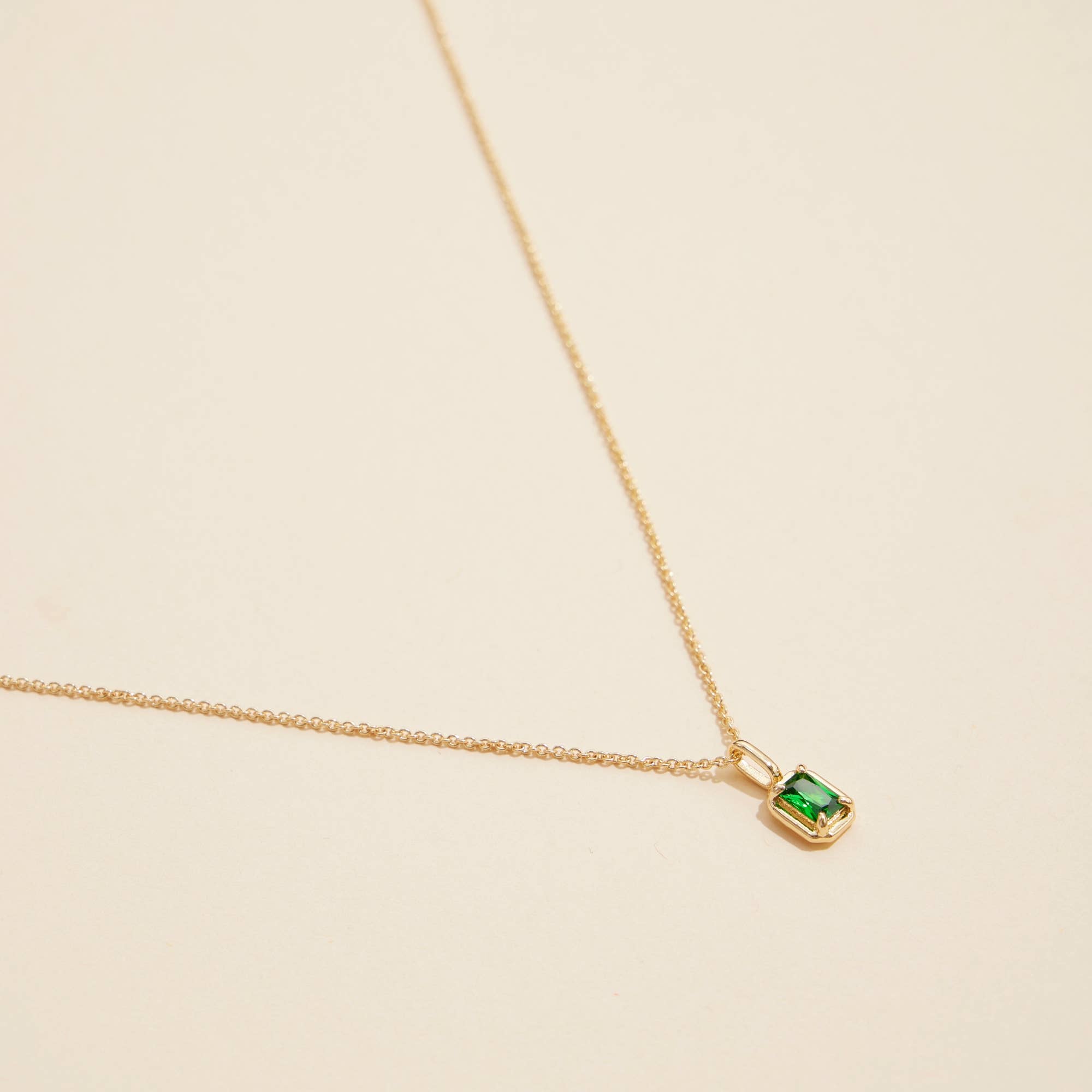 12 assortis Lot de 12 colliers courts avec pendentifs en verre de pierre de naissance assortis en vente sur Faire16