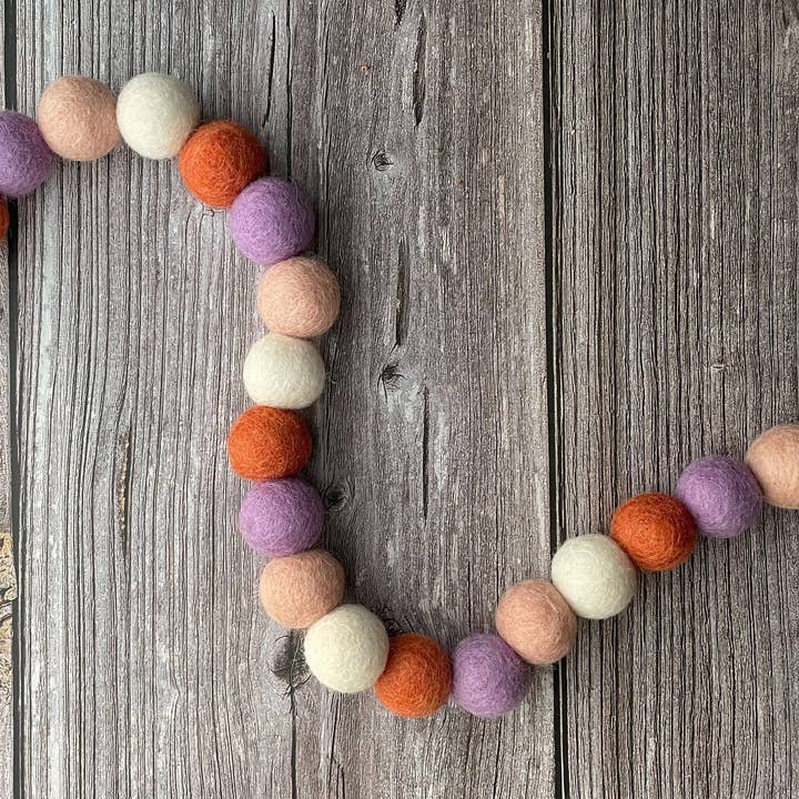 Guirnalda de OTOÑO. Decoración de OTOÑO. Guirnalda de Pompones de Fieltro. Bolas de Fieltro. para venta al por mayor de AKUKU