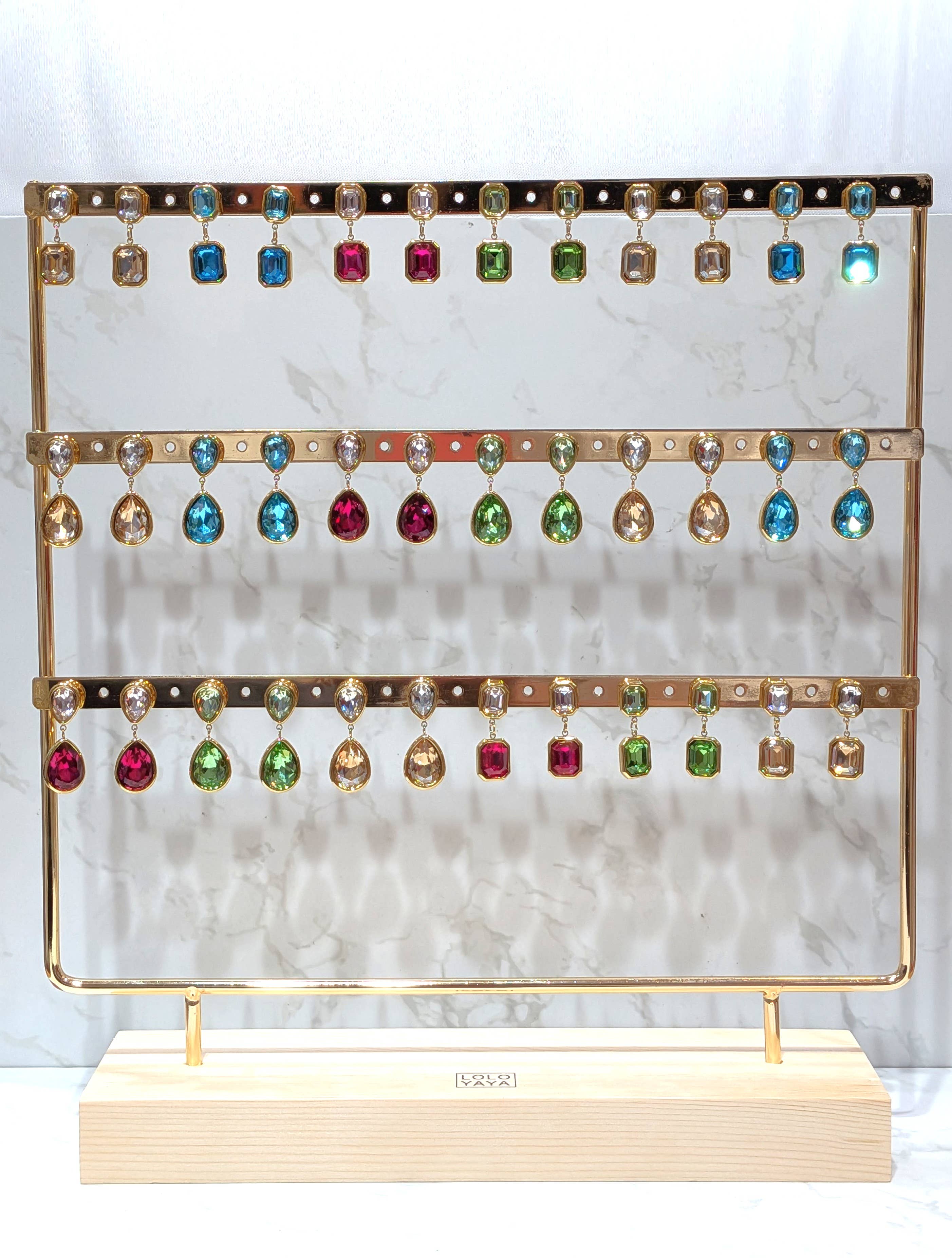 LOLO & YAYA – Großhandel Ohrhänger – Satz von 18 Ohrringen mit Steinen auf BO10-Ständer1