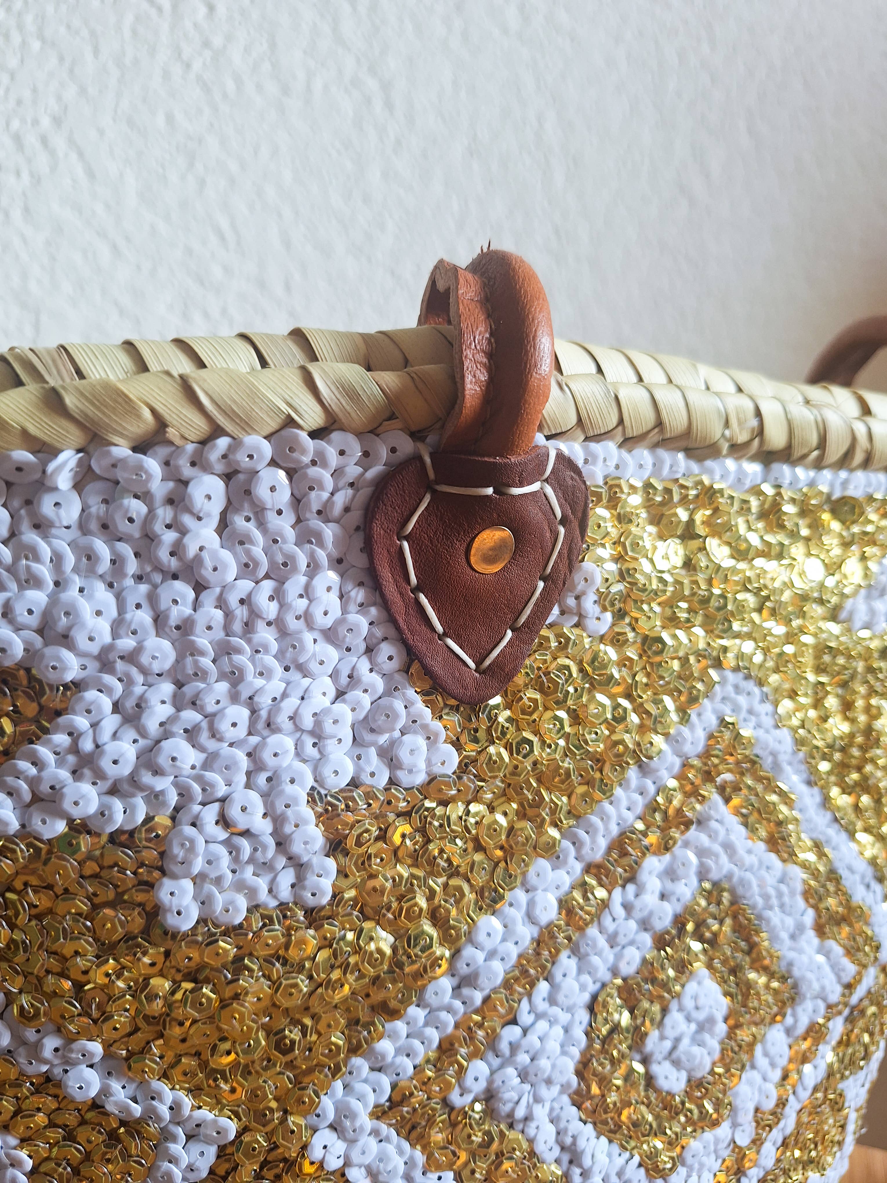 LeBazare – wholesale Beach bag – Straw tote bag embroidered with white and gold sequins7