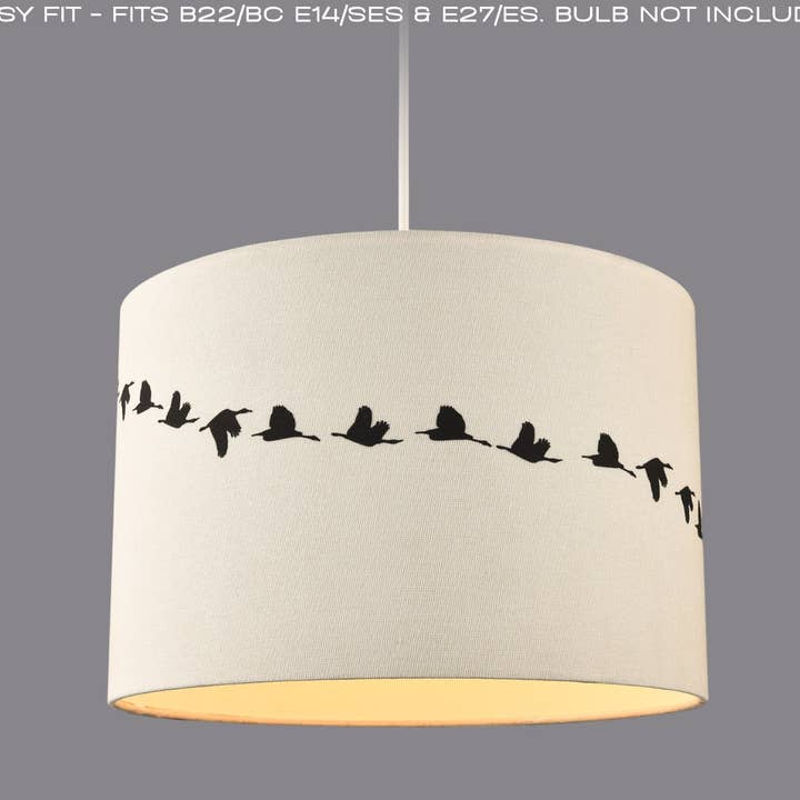 Lampeskærm med flyvende svaner i lys cremefarvet linnedstof med inderside af bomuld for engroshandel hos Happy Homewares