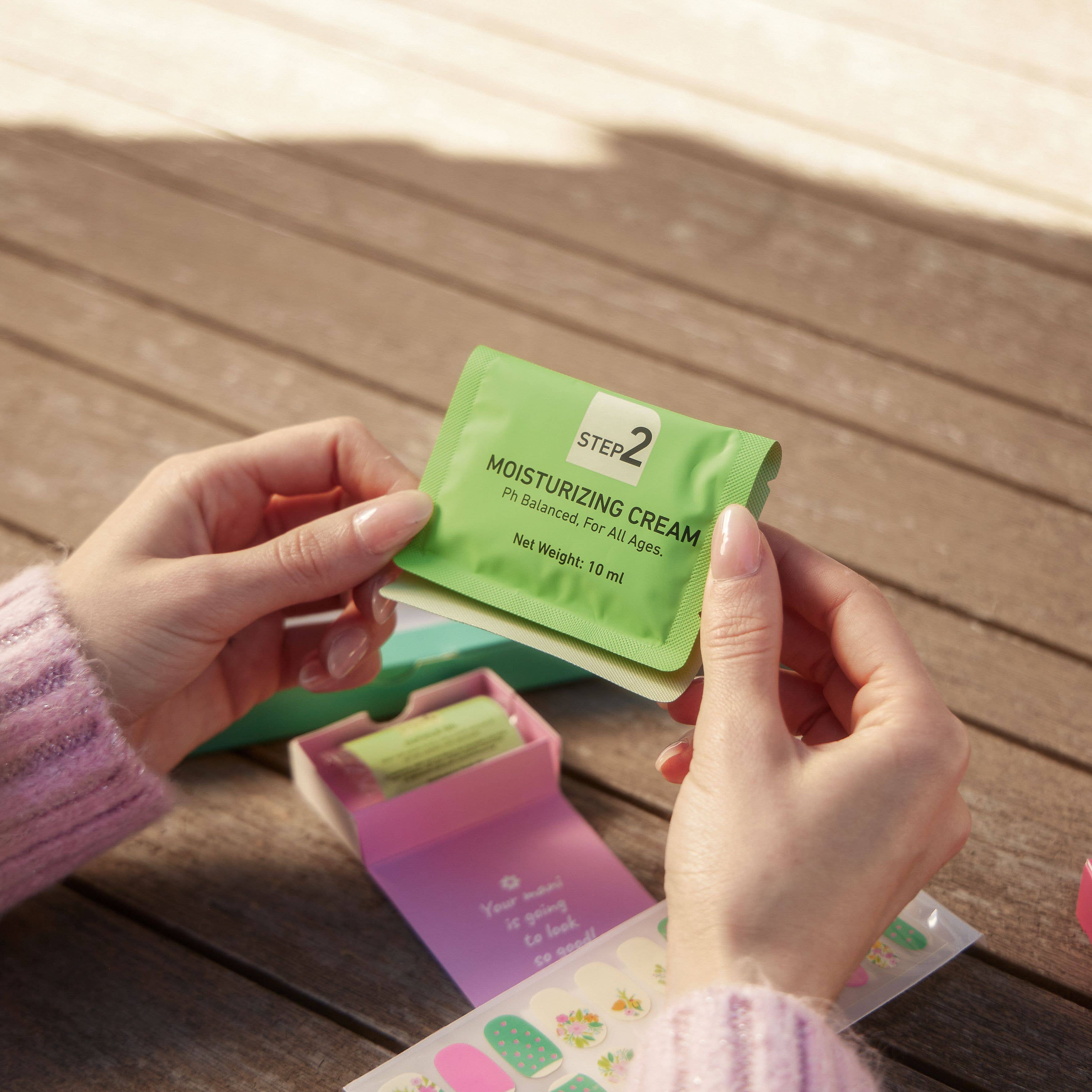 Studio Oh! - Wholesale Nailcare Set - Checkerboard Blooms Hand & Nail Spa Kit5