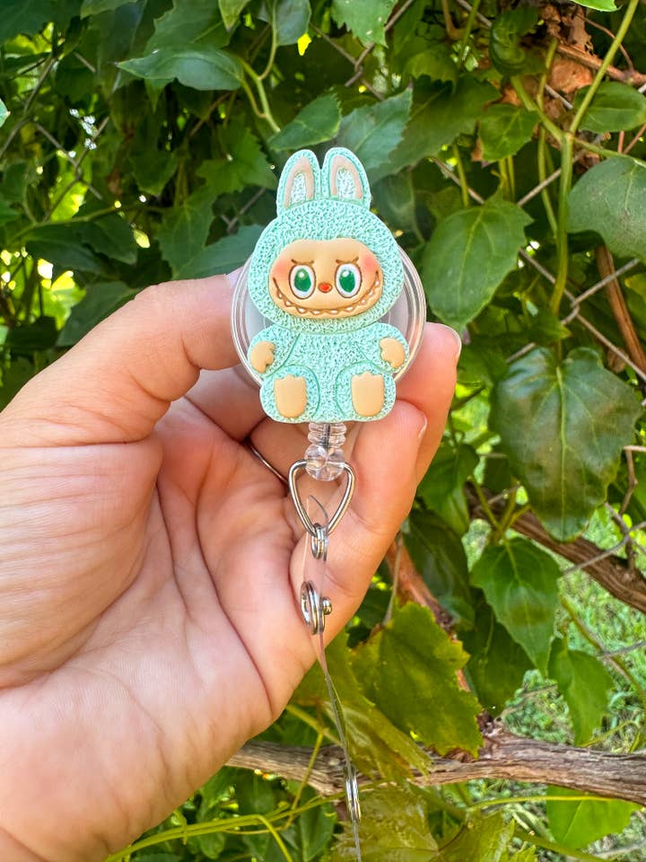 Porta Badge Mostro Seduto Menta per la vendita all'ingrosso da parte di Las Mamukis