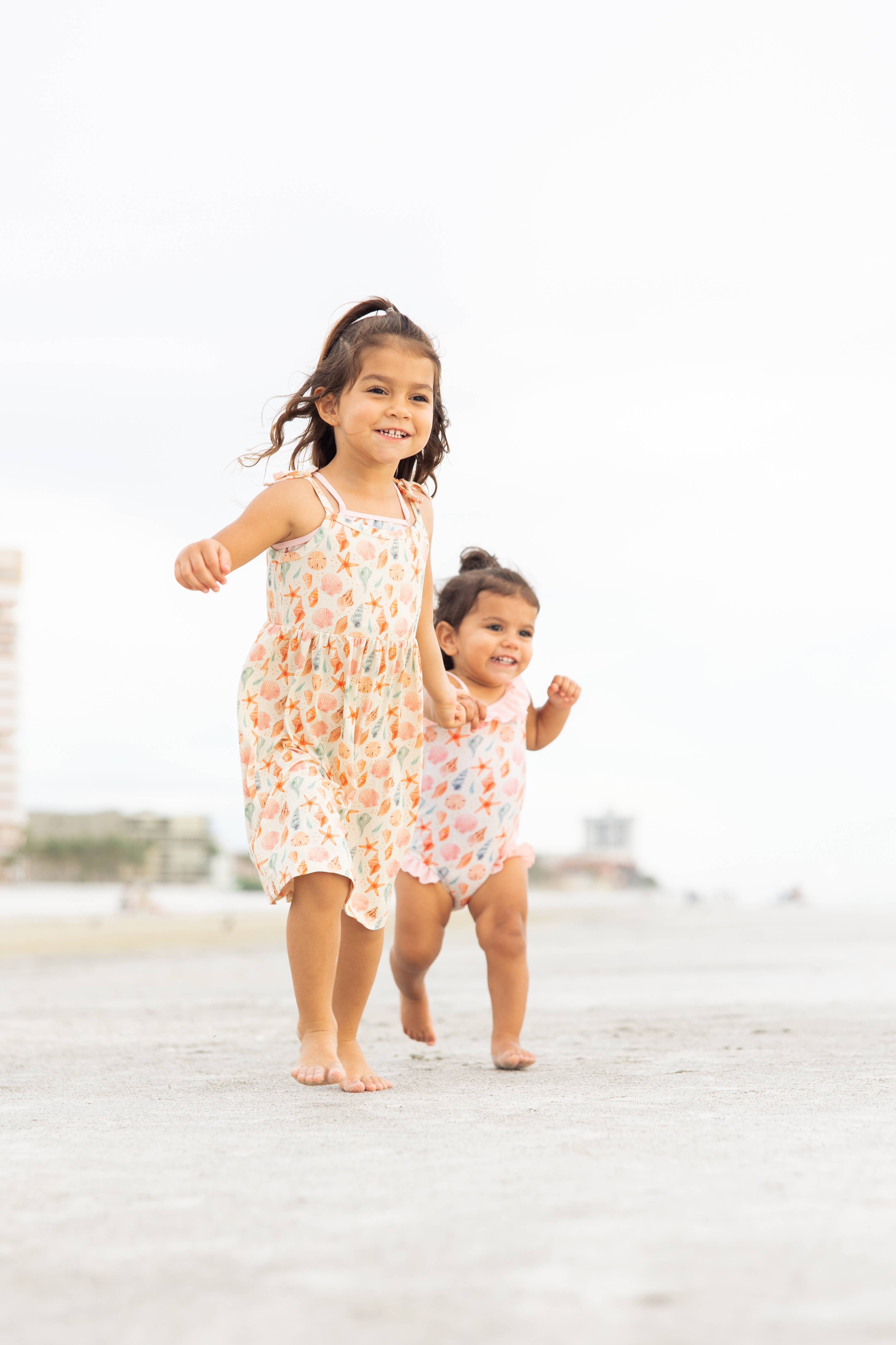 Beige/Multi Prendisole in bambù per bambini Sandy Seashells Beachy in vendita all'ingrosso su Faire5