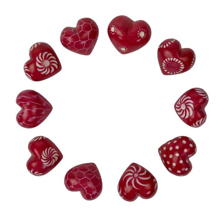 10er-Pack — rote Specksteinherzen mit Motiven (4 cm) für den Großhandel von Global Crafts