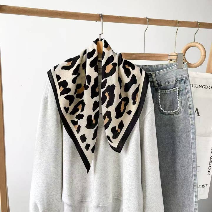 COSMOS - Wholesale Scarf - Women's - Chic Urban Elegance Leopard Scarf 70x701