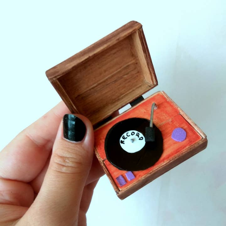 Miniature pladespiller vinylplade. 1:6 skala dukkehus for engroshandel hos Lenasminiland