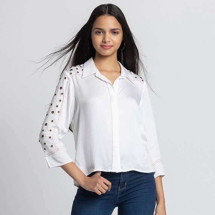 Chemise unie à col évasé blanche pour femme pour la vente par Benares