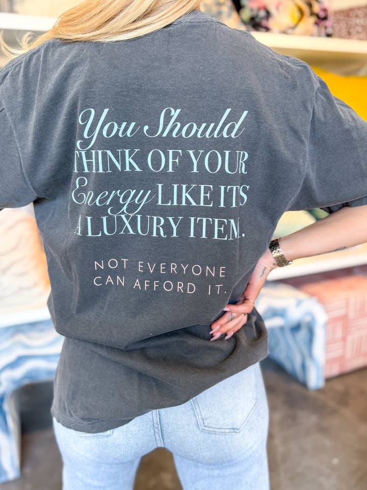 Camiseta Protege a Tua Energia em Pimenta por atacado de Girl Tribe Co