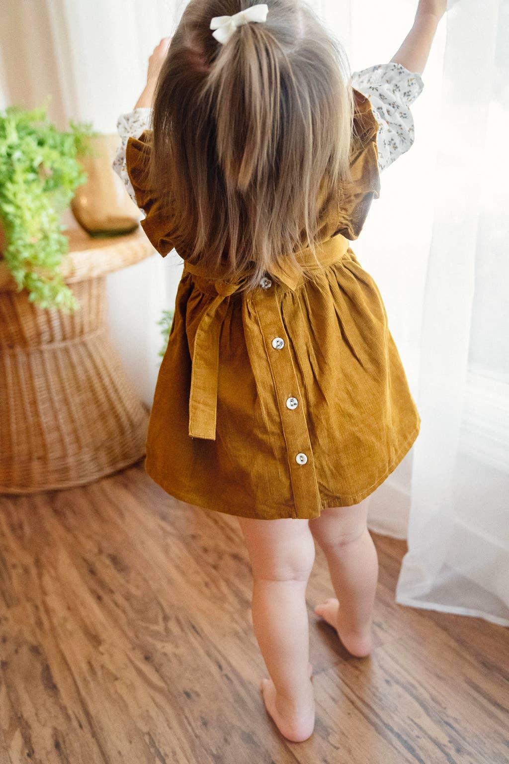 Moutarde Ensemble robe tablier en velours côtelé pour bébé+chemise à fleurs (biologique) en vente sur Faire5