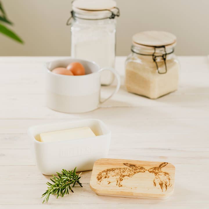 Kissing harar ek och keramik smör maträtt - vit för wholesale av Selbrae House Ltd