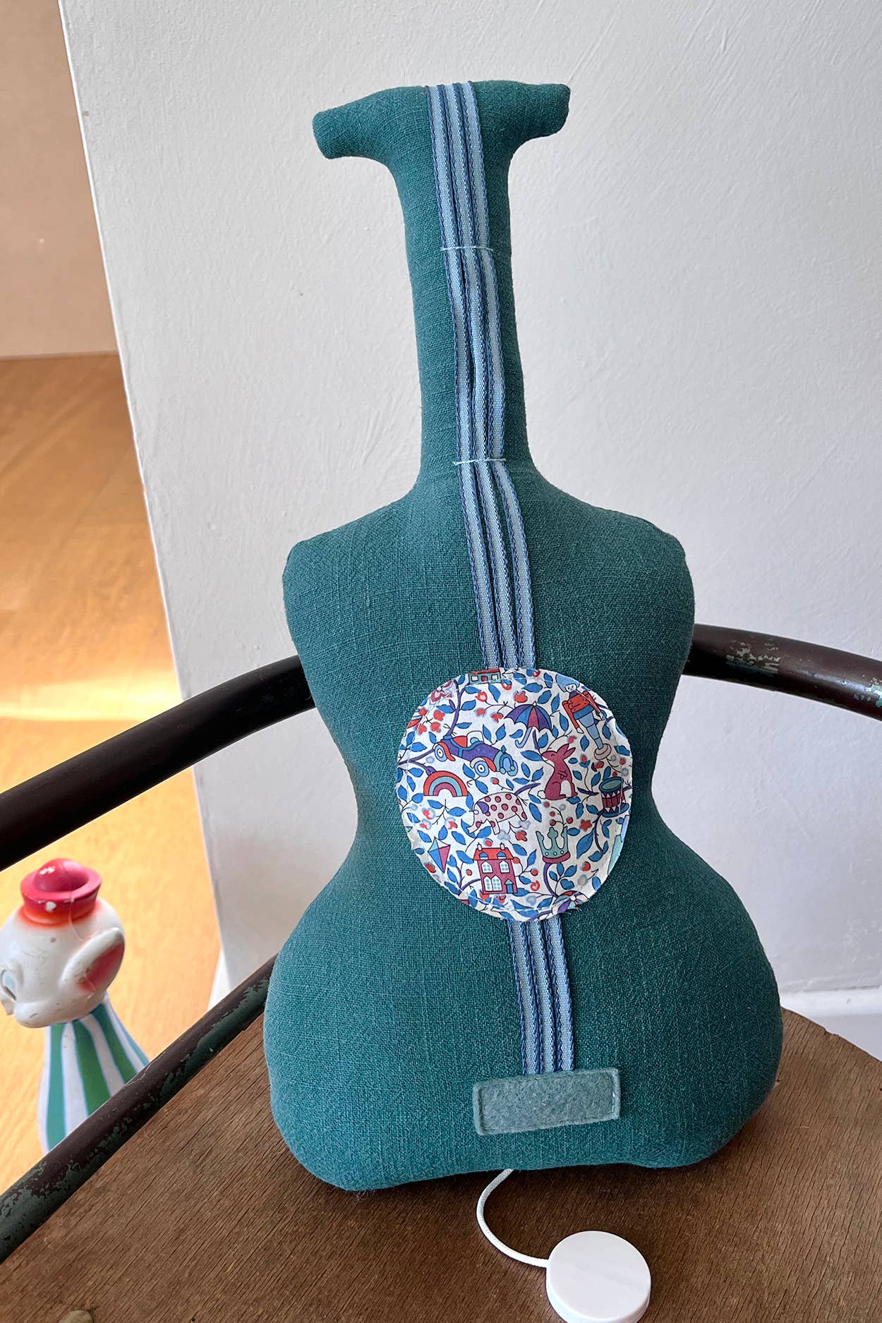 BARNABÉ AIME LE CAFÉ – Großhandel Musikspielzeug – Kind & Baby – Musikalische Gitarre3