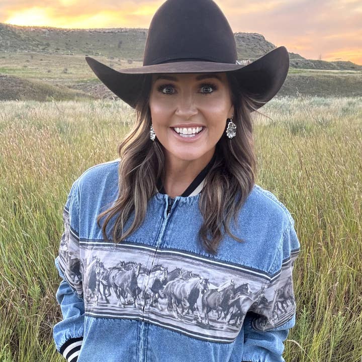 Bermuda Rush Bomberjack en andere Bomber jacket wholesale inkopen. Gratis retourzendingen en een 60-dagen netto betalingstermijn op Faire.com trends op Faire.