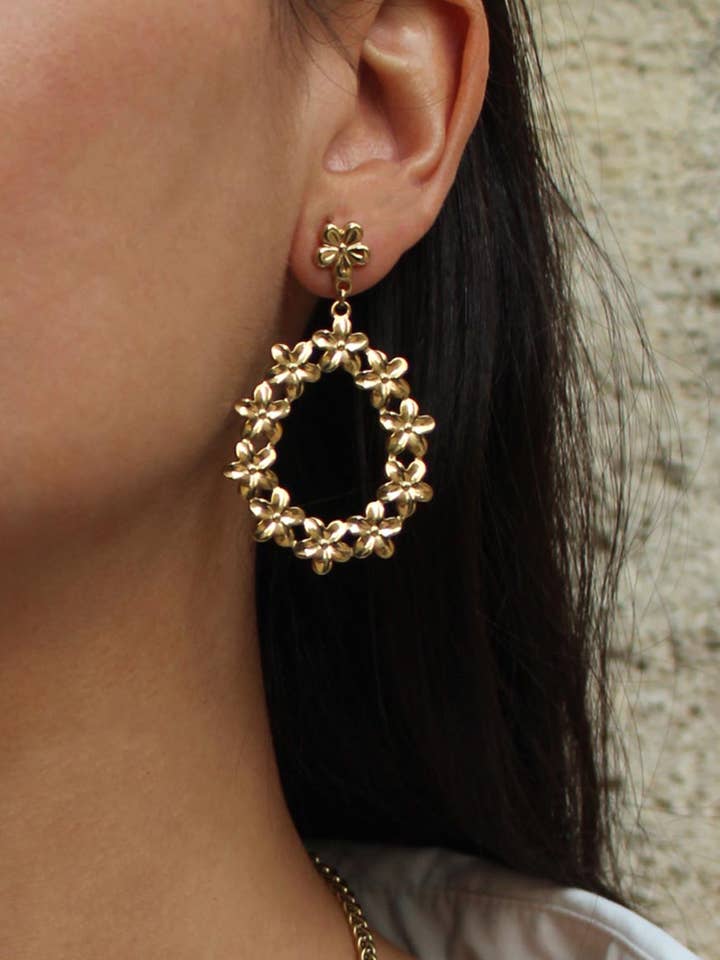 Delilah øreringe med guldfarvet vedhæng | Fremstillet i Frankrig for engroshandel hos Caprice Paris