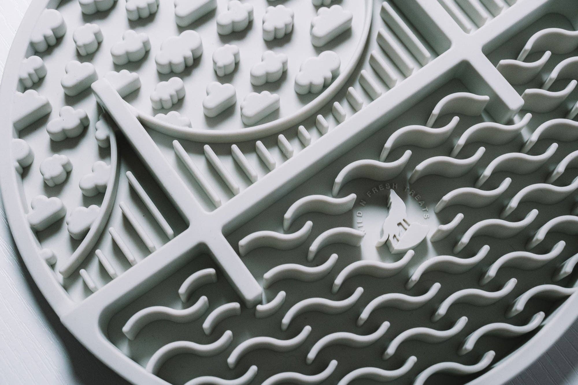 Wild n Fresh Treats - Wholesale Voedermat - Hond - Bridge Grub Mat met brug-, oceaan- en wolkentextuur voor dierenvoer2