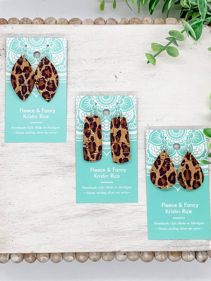 Mini boucles d'oreilles en liège fait main avec imprimé léopard et or pour la vente par Fleece & Fancy