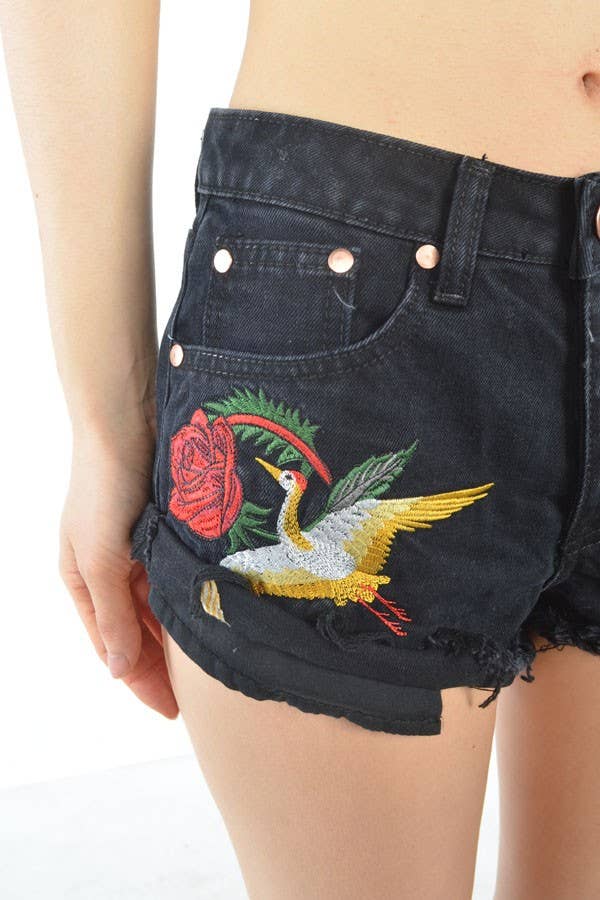 DENIM NERO Shorts di jeans tagliati con ricamo di gru e rose S8133G in vendita all'ingrosso su Faire3