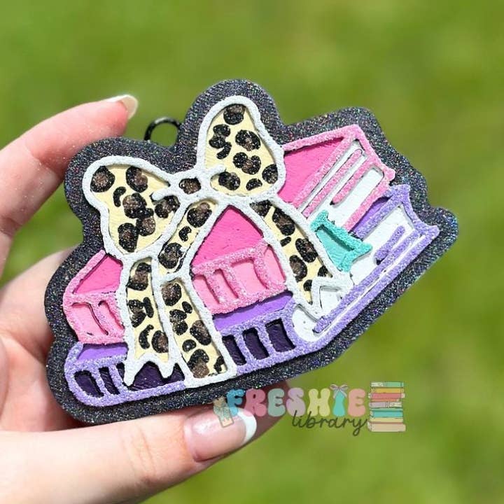 Petit désodorisant de voiture en forme de pile de livres pour la vente par The Freshie Library