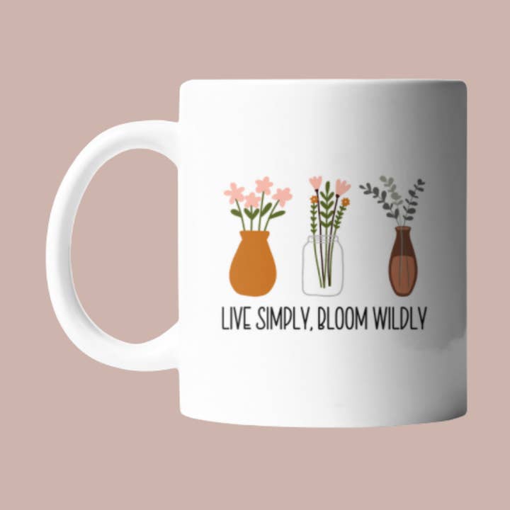 Tasse « Live Simple, Bloom Wildly » pour la vente par Design by Juliet LLC