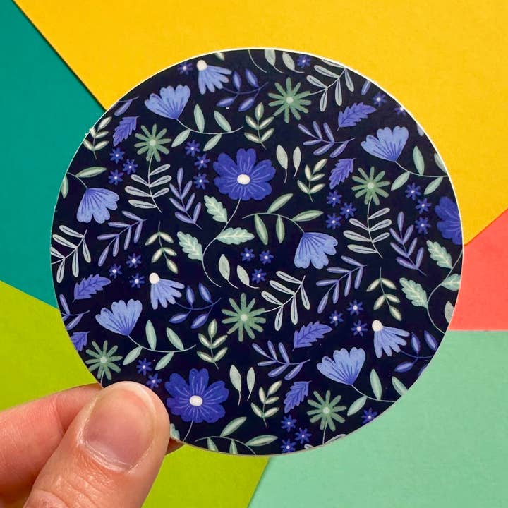 Autocollant rond à fleurs bleu marine pour la vente par Ellie Jean Art