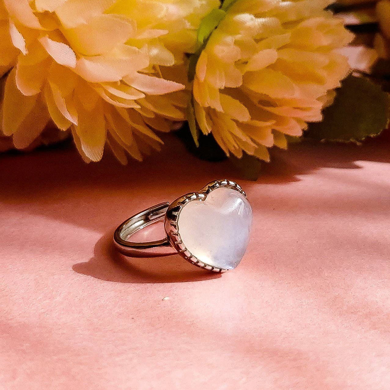 PIEDRA LUNAR CON BASE PLATEADA Anillo DEVA HEART de plata 925 ~ ajustable con forma de corazón y piedra lunar, piedra lunar natural de venta al por mayor en Faire1