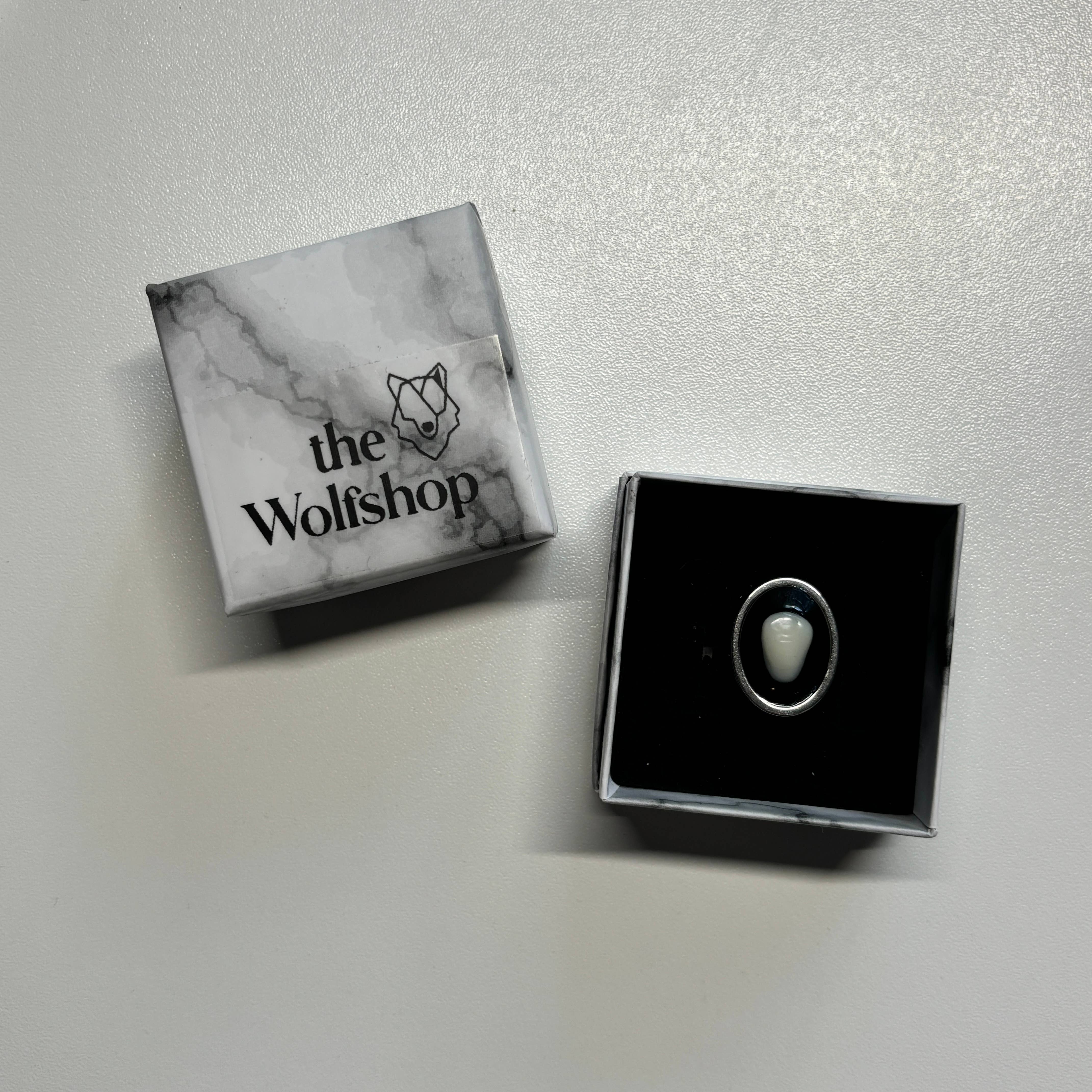 The Wolfshop - Venta al por mayor Anillos solitarios - Oddity Ring - Diente humano canino de resina0