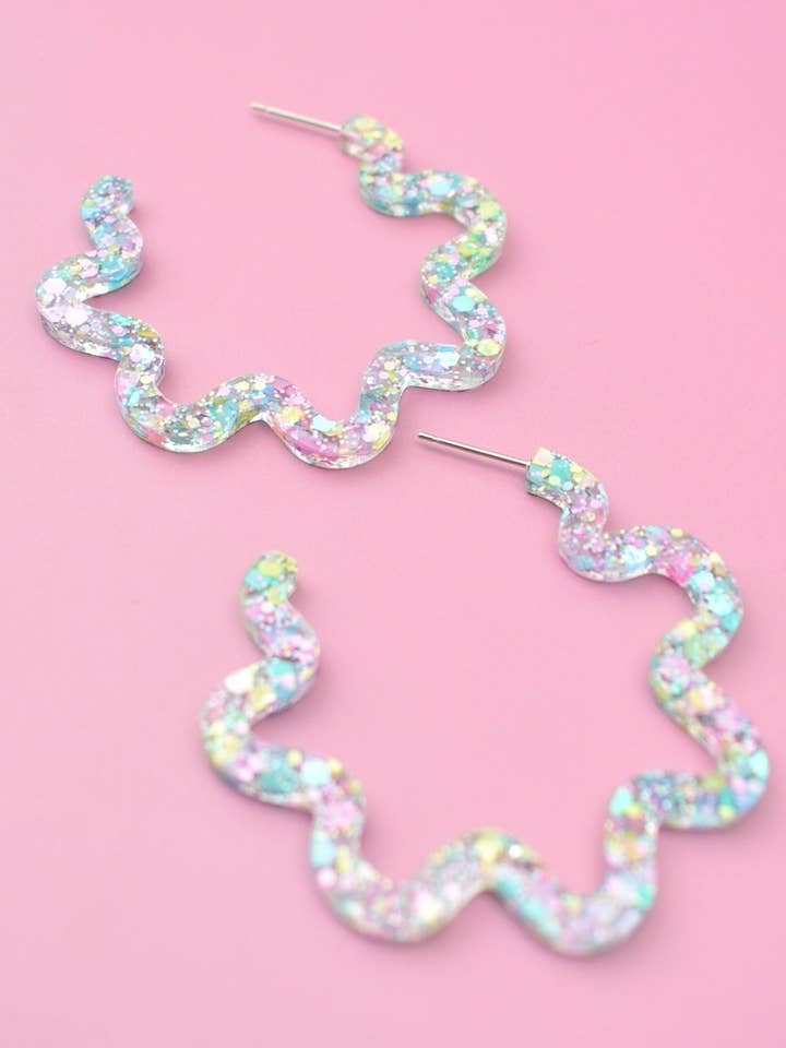 BRINCOS DE ARGOLA ONDULADOS MERMAID por atacado de The Paper Dress