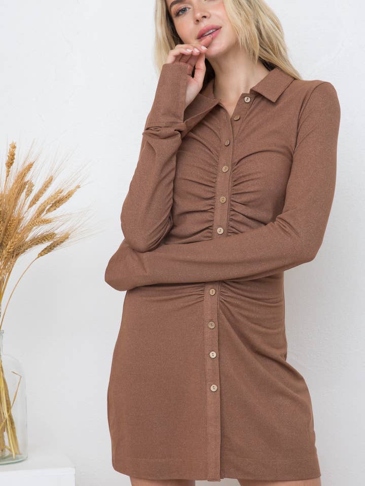 22093D - Figurbetonter Schlitzmanschette aus schimmerndem Jersey mit geraffter Knopfleiste für den Großhandel von Blue B