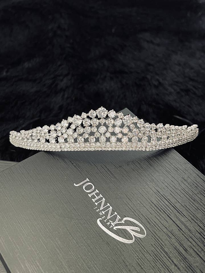 ANNE - Klassisk Multi-CZ Tiara i Silver för wholesale av JohnnyB Jewelry