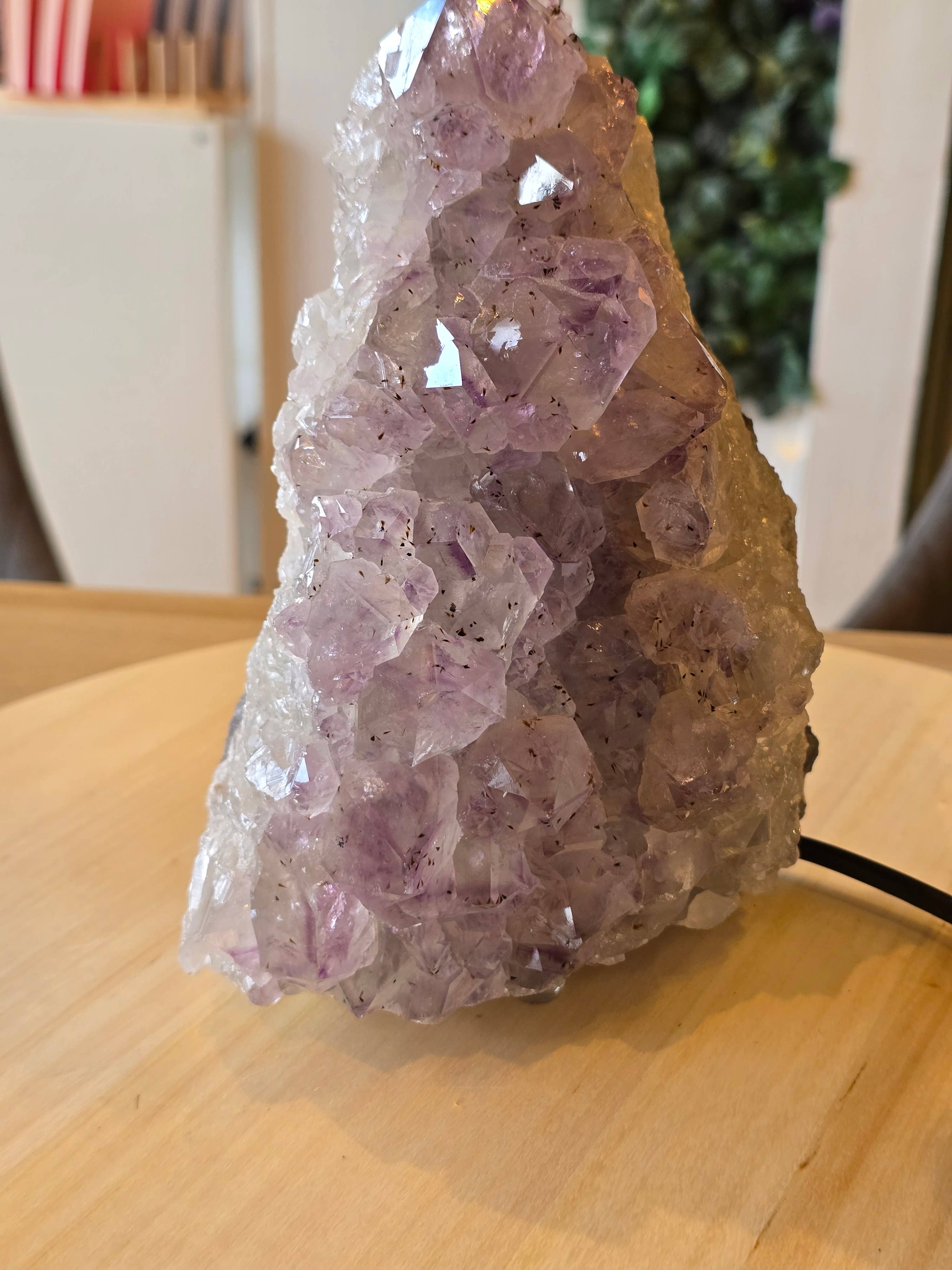 Crystal Cove Minerals – wholesale Accent/desk lamp – Amethyst Lamp - 3.12kg - 20 x 14 x 11cm6