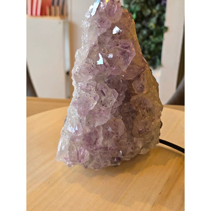 Crystal Cove Minerals – wholesale Accent/desk lamp – Amethyst Lamp - 3.12kg - 20 x 14 x 11cm6
