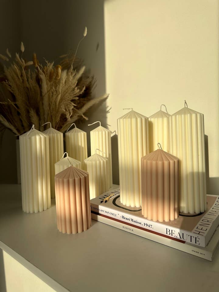 Ensemble de bougies piliers nervurées | Bougies en cire faites à la main, Décoration intérieure pour la vente par The lines studio