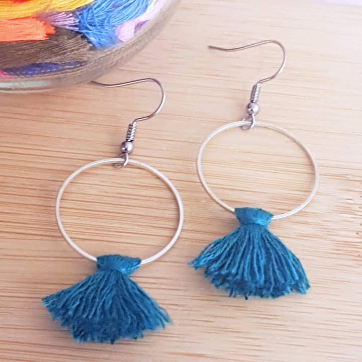 Orecchini a cerchio mini con nappina per la vendita all'ingrosso da parte di Shin&A