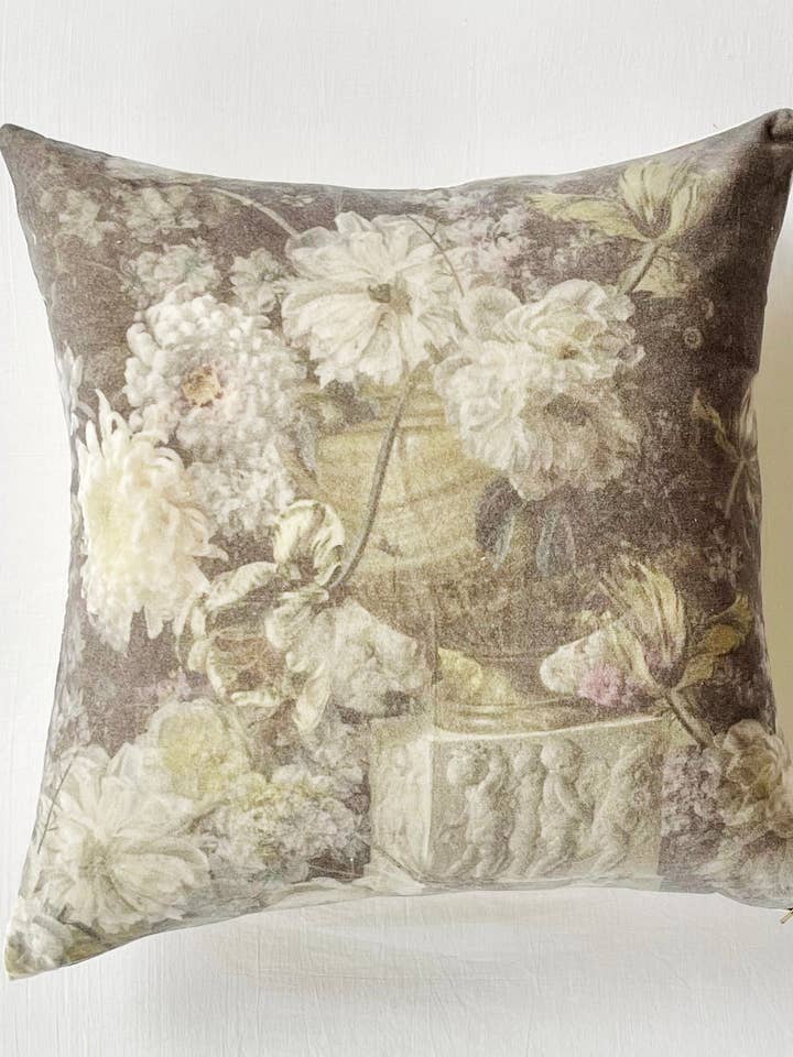 Coussin carré en velours luxueux avec bouquet floral architectural pour la vente par Patina Vie