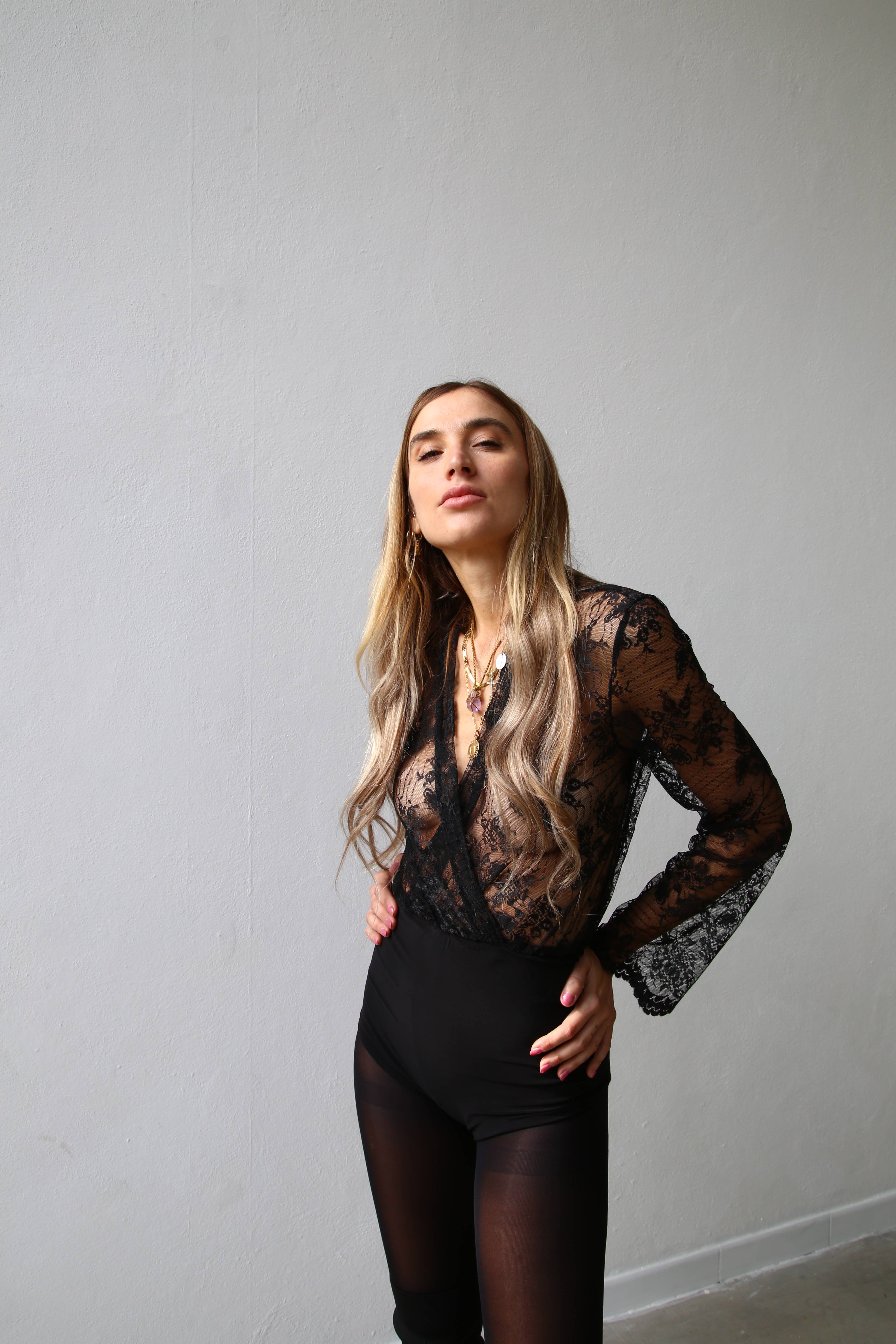 dentelle noire BODY CROISÉ EN DENTELLE NOIRE À MANCHES LONGUES W5011 en vente sur Faire3