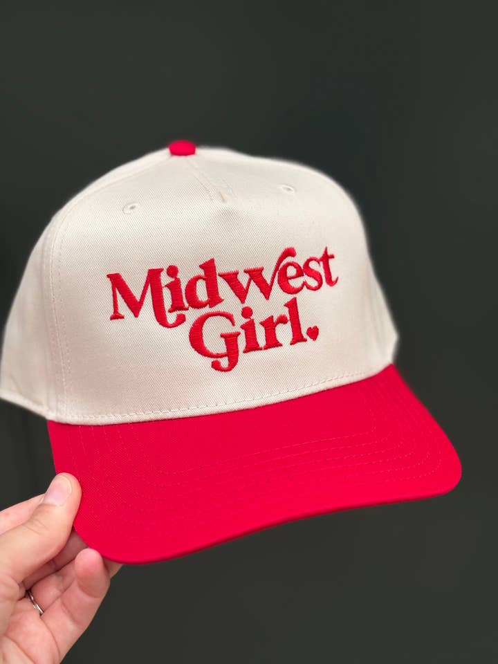 Casquette de camionneur Midwest Girl en rouge pour la vente par The Midwest Girl