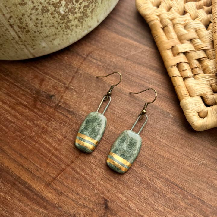 The Artifact House – wholesale Hängande örhängen – Örhängen med texturerad rundad rektangel i havsutsikt3