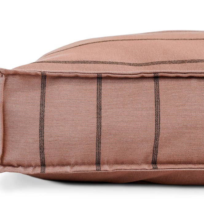 Chaise longue pour animaux de compagnie en Blushing Basset pour la vente par The Houndry