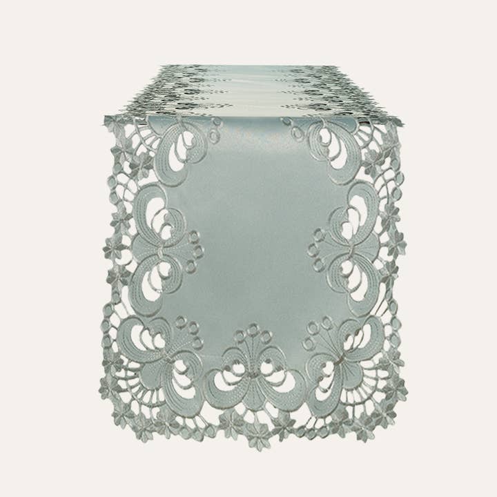 Chemin de table avec broderie européenne - La Collection Creola pour la vente par Decozen