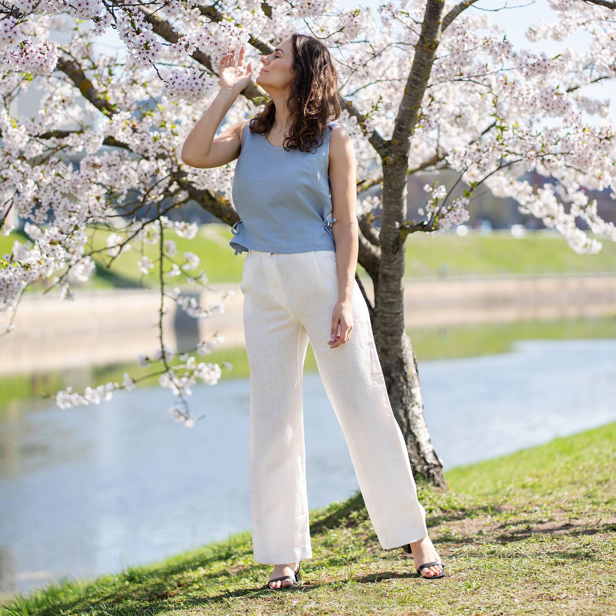 menique – wholesale Blus - Dam – Linne Crop Top med Sidoband Audrey - Vit Sommarlinne15