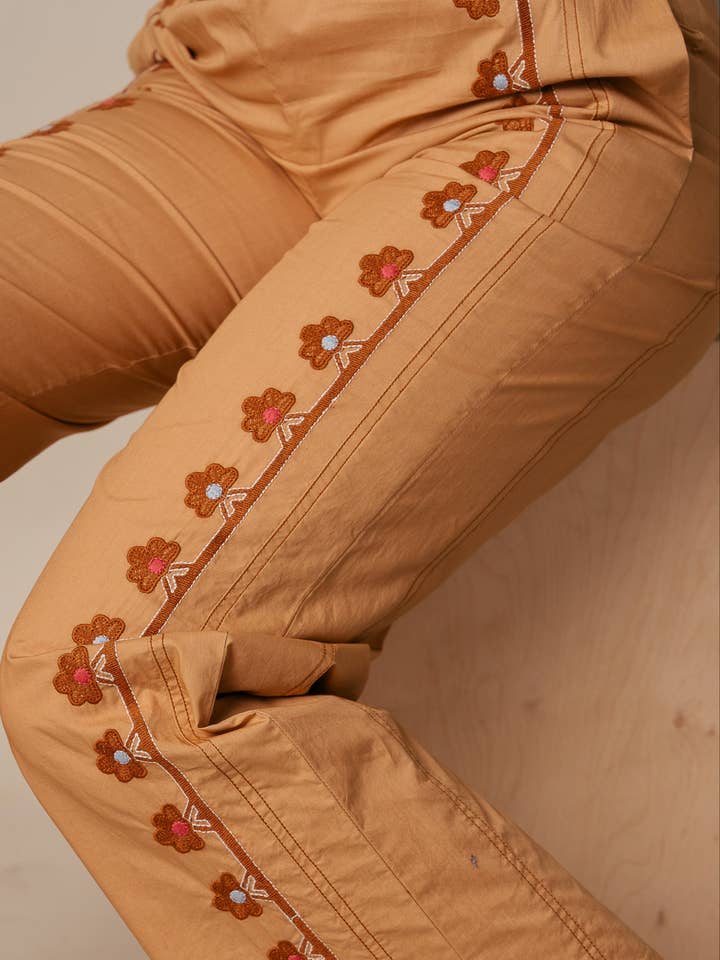 Kapda Casa - Wholesale Pants - Women's - Pantalón Caramel-Pantalón Recto Bordados1