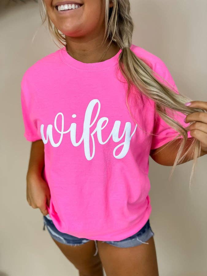 Neon Pink Wifey Grafisk Tee for engroshandel hos birdie