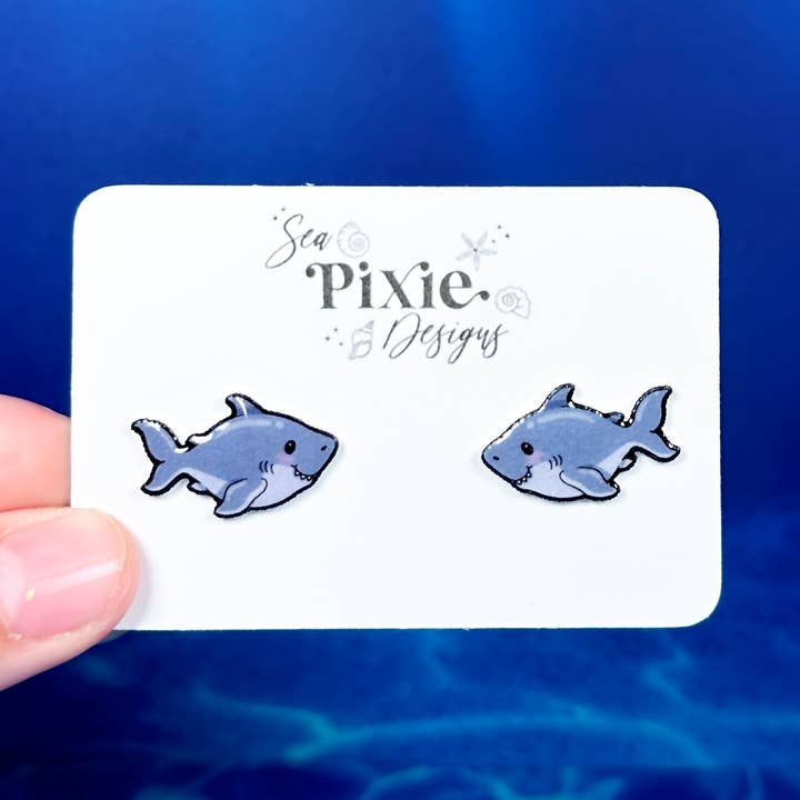 Söta örhängen med vithaj, kustnära & lätta för wholesale av Sea Pixie Designs