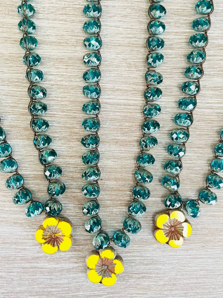 Sonnengelbe Schönheitskette aus Glas mit Blume und blaugrüner Erde für den Großhandel von Twist Style