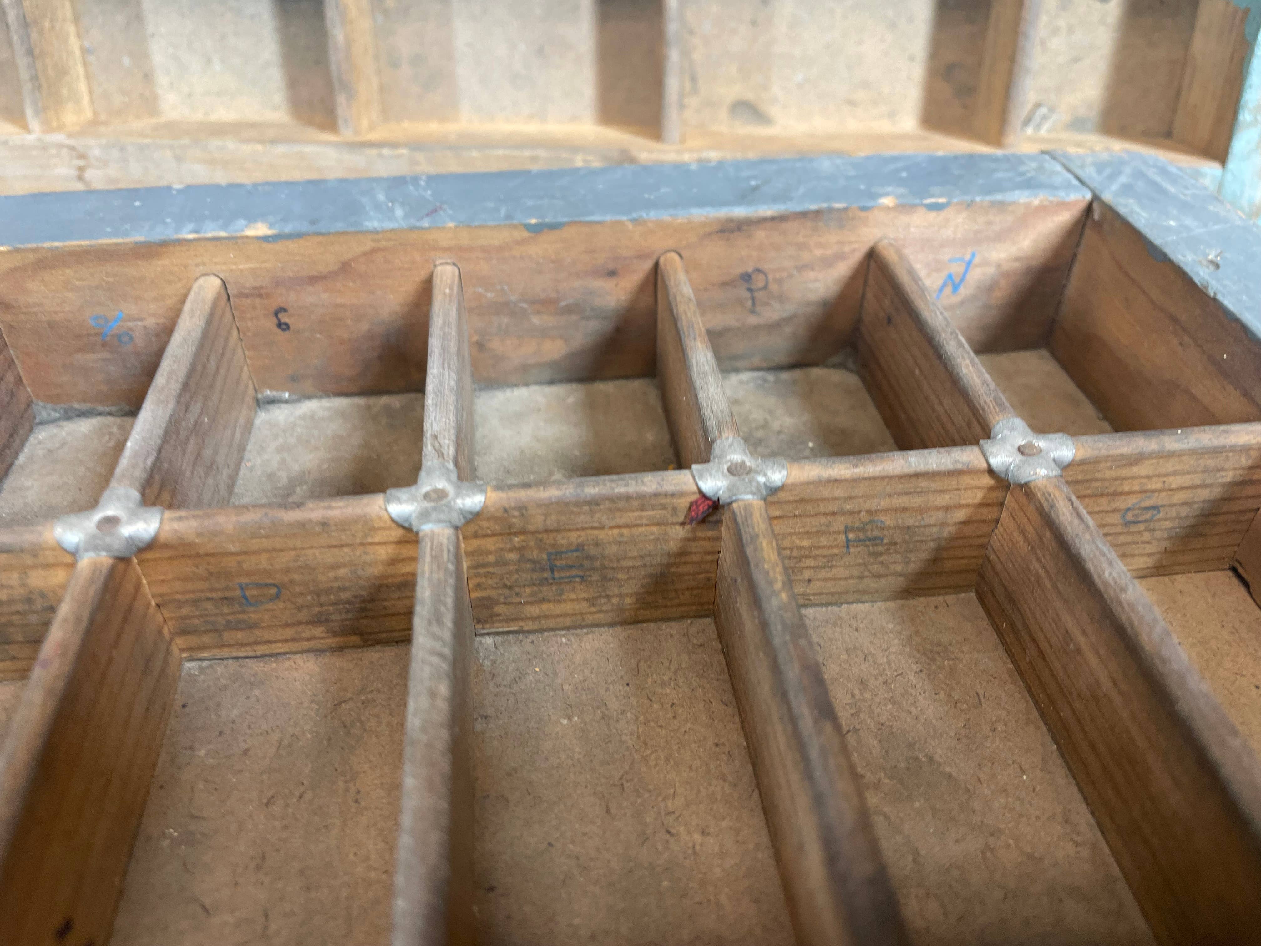 My Amigos Imports – Engroshandel Pyntebakke – Vintage trykpresse bogstavbakker-antik-17x32-stor-#603